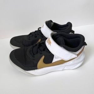 Nike Team Hustle D10 Black/White/Gold Sneakers Kids Size 2Y Hook & Loop Closure